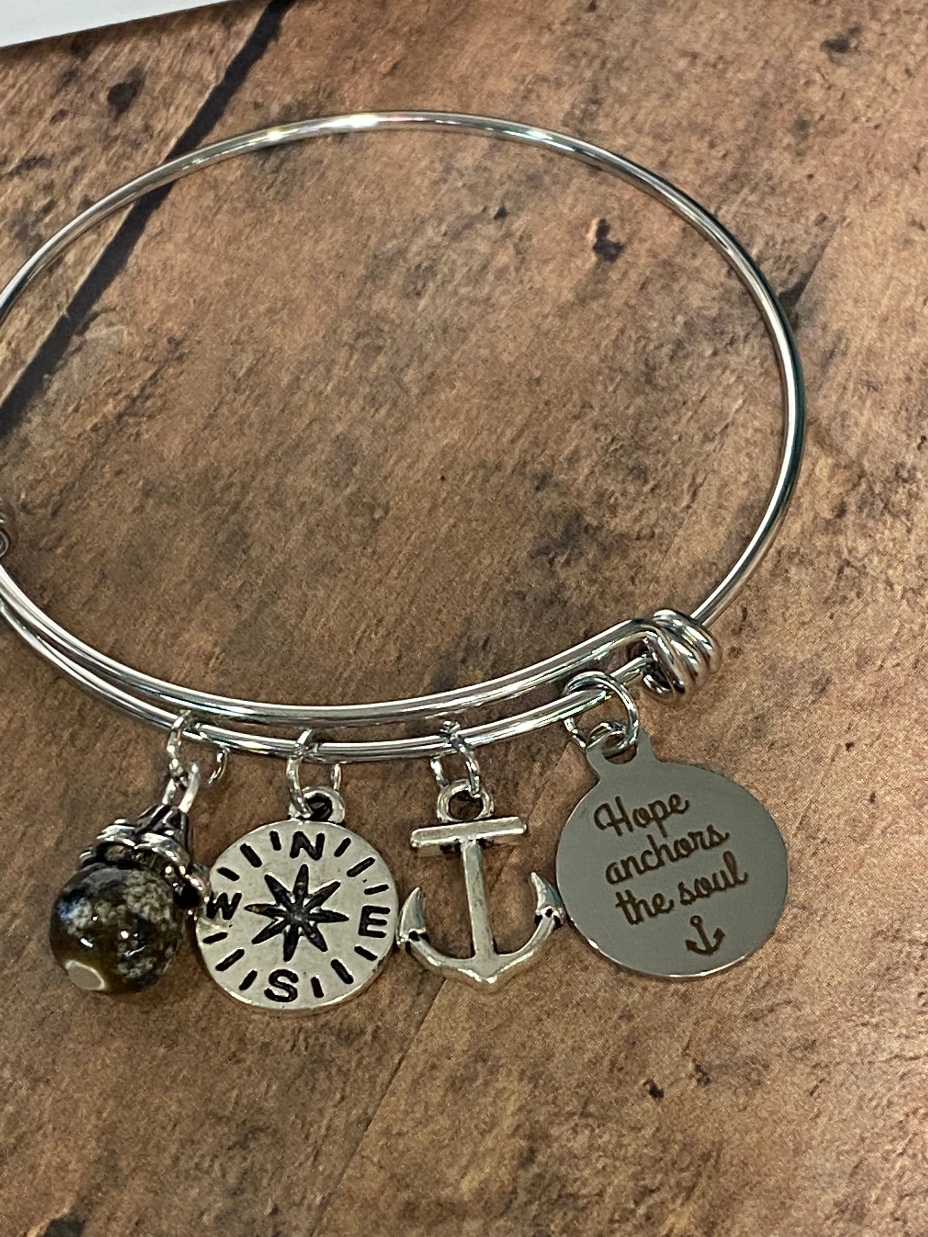 HOPE ANCHORS THE SOUL (B109)