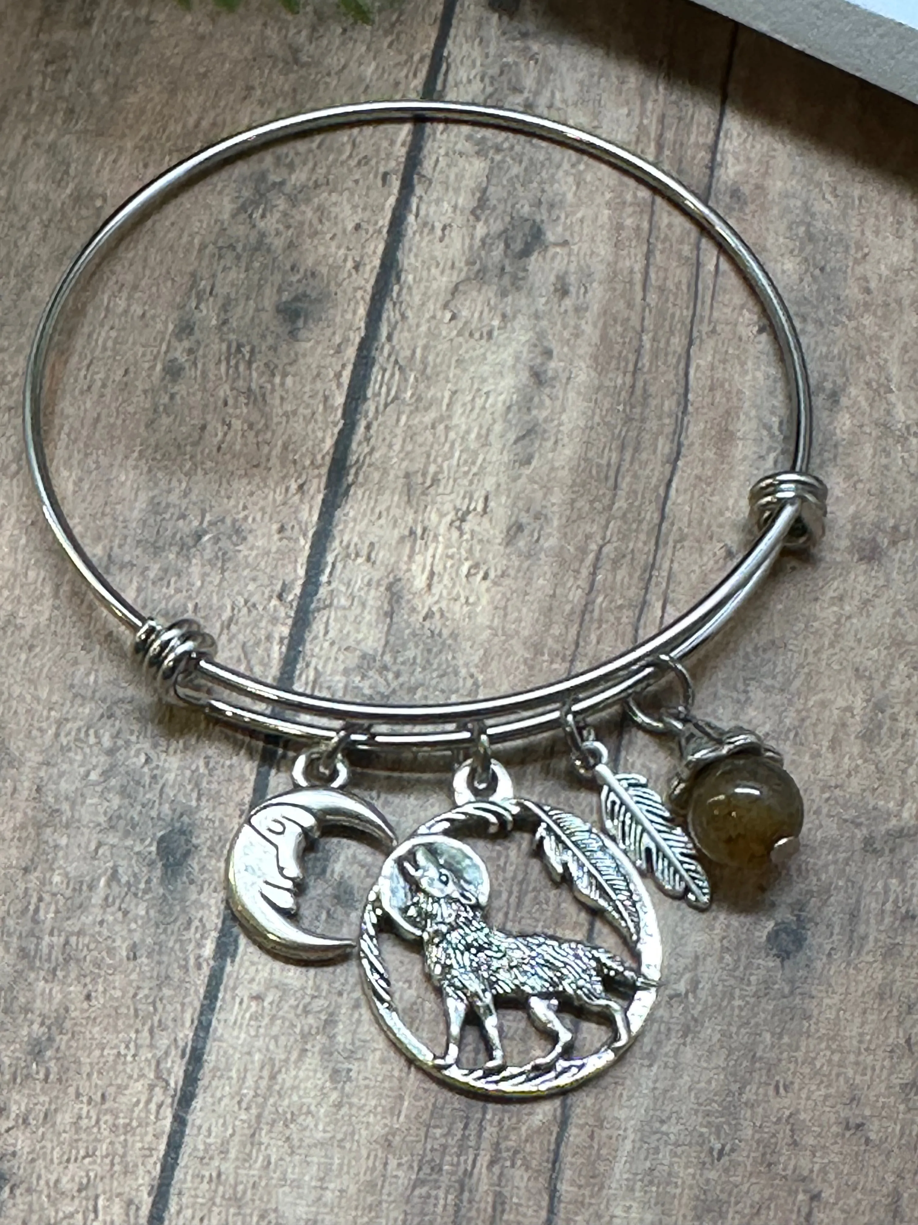 HOWLING WOLF (WOLF)