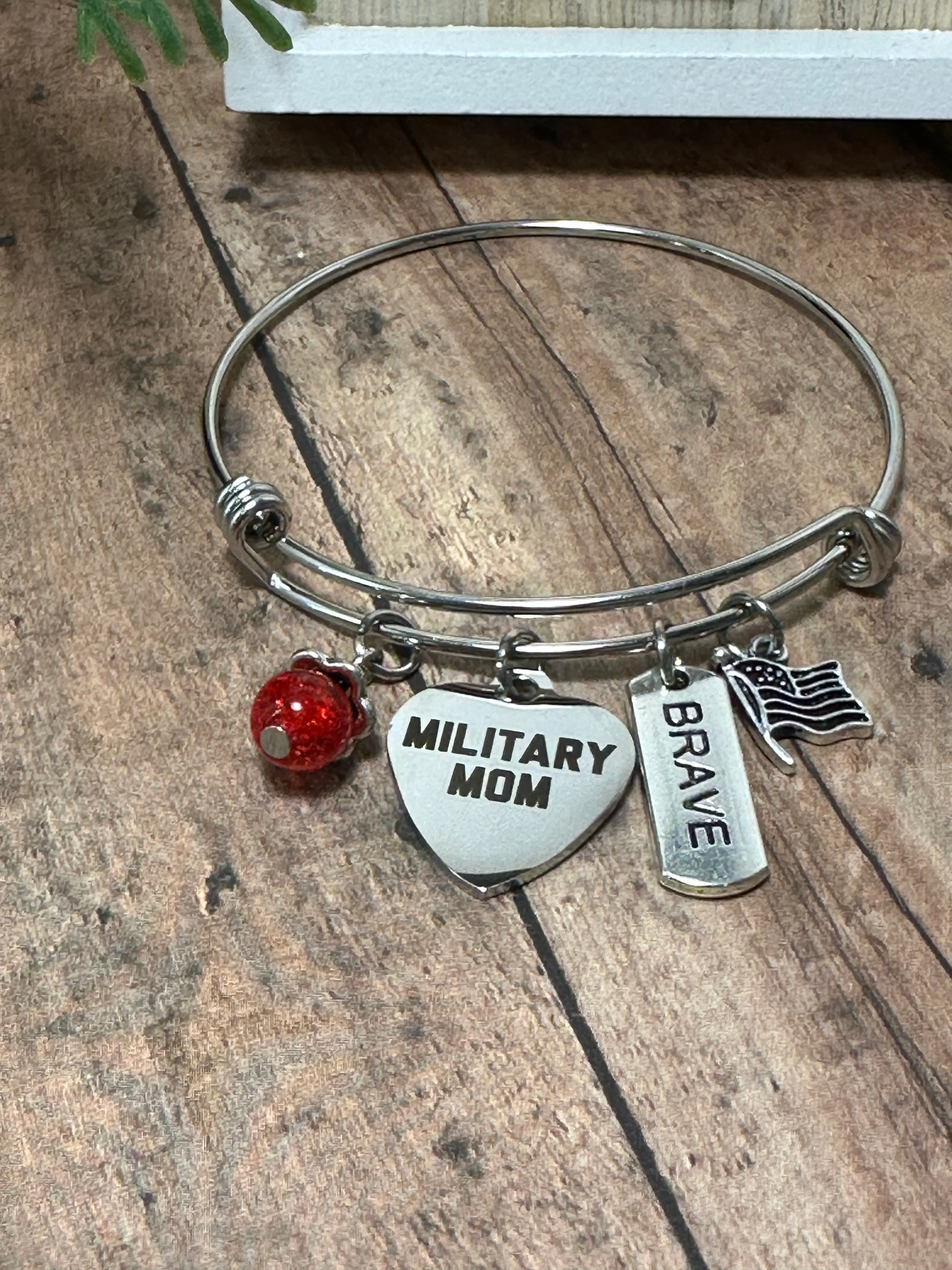 MILITARY MOM (B07)