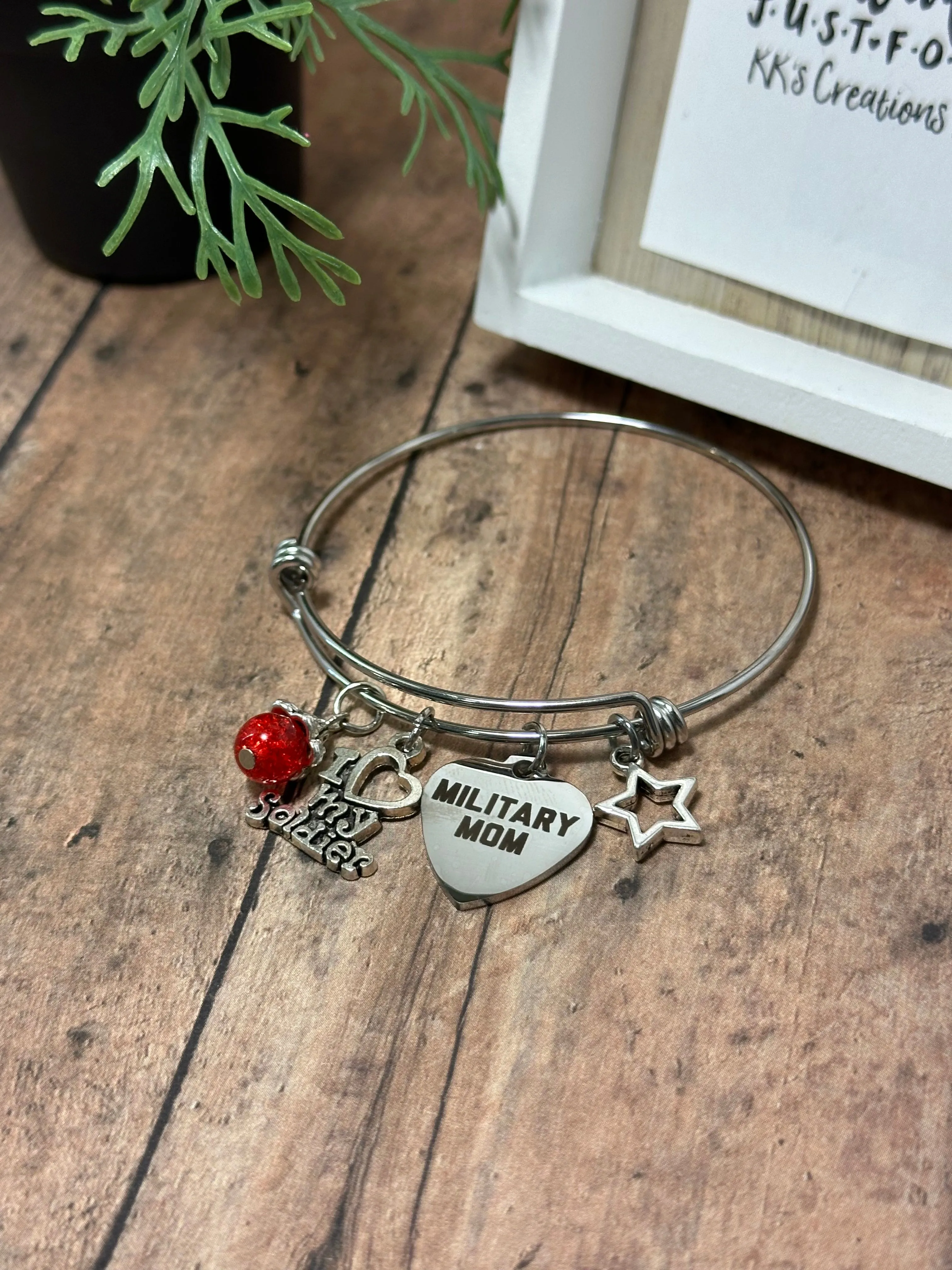 MILITARY MOM (B07)